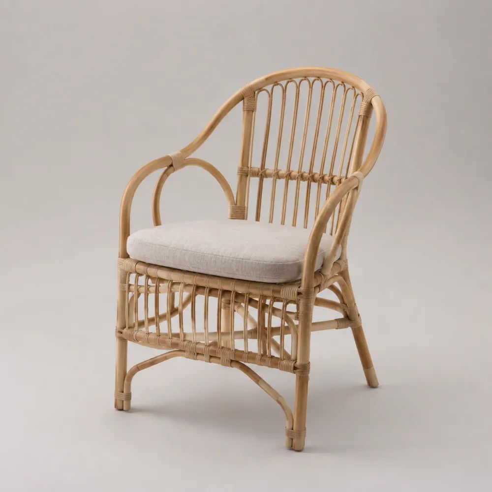 Fauteuil en rotin naturel beige avec coussin en polyester écru, dossier arrondi, 64 × 65 × 87 cm