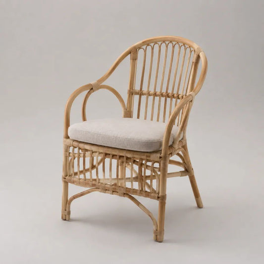 Fauteuil en rotin naturel beige avec coussin en polyester écru, dossier arrondi, 64 × 65 × 87 cm